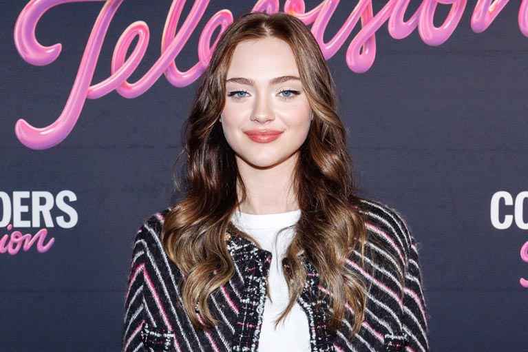 How tall is Isabel Gravitt?